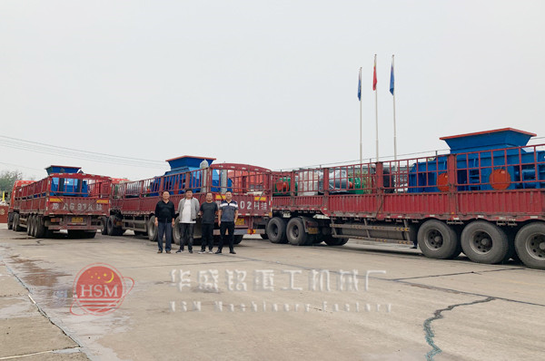 哈密客户一次订购十台1510液压对辊凯发旗舰厅官网前三台发货现场